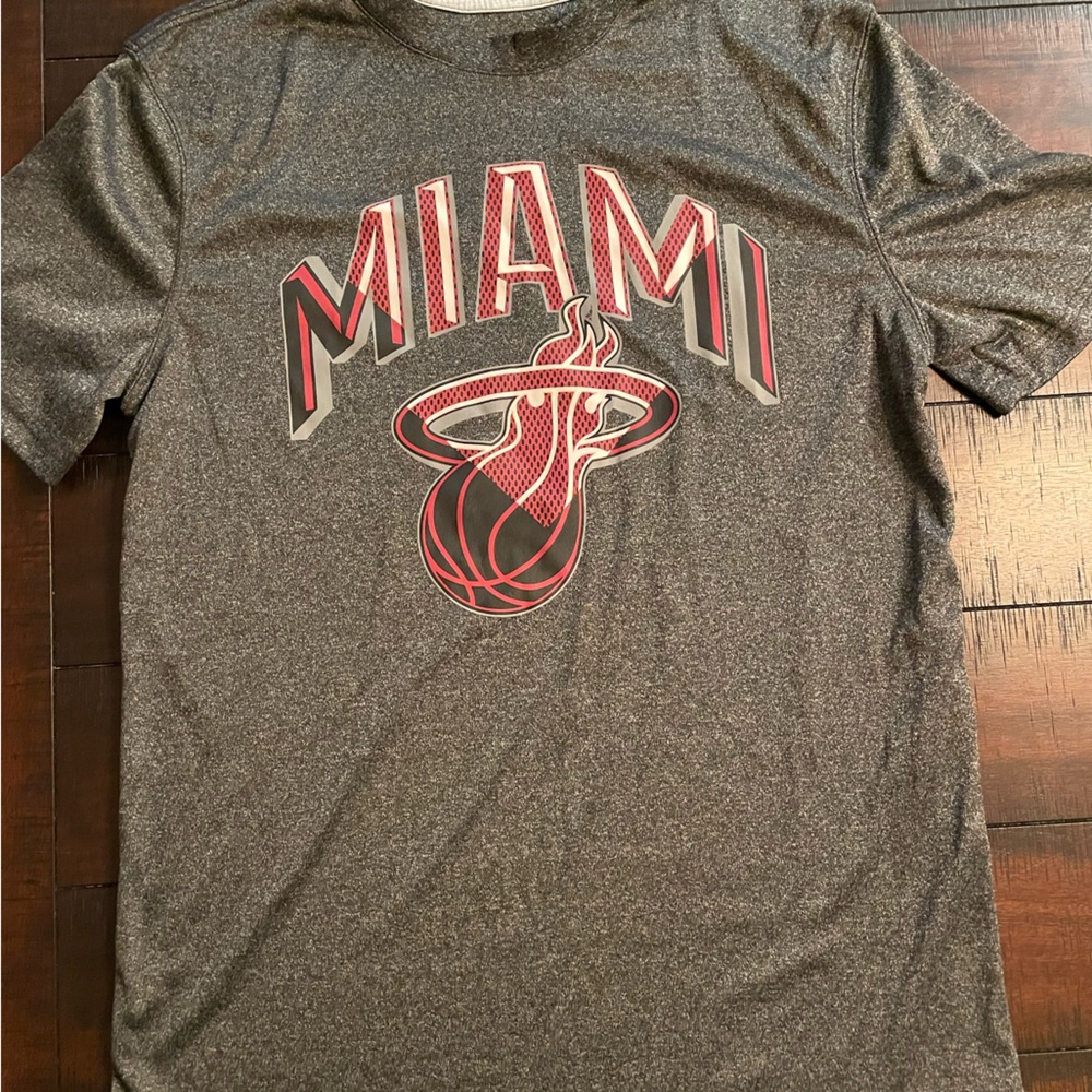 Men’s Medium Gray NBA Miami Heat Activewear Shirt - Picture 1 of 3